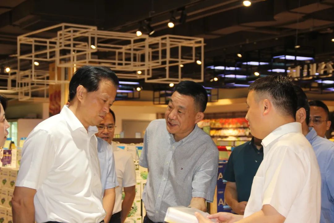 市人大常委會(huì )主任孫賢龍來(lái)安吉浙北購物中心調研限塑工作